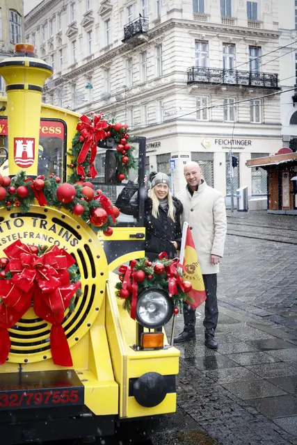 Stadträtin Doris Lang-Mayerhofer und Vizebürgermeister Martin Hajart (ÖVP) freuen sich über die gute Auslastung des Weihnachtszugs. | Foto: Stadt Linz