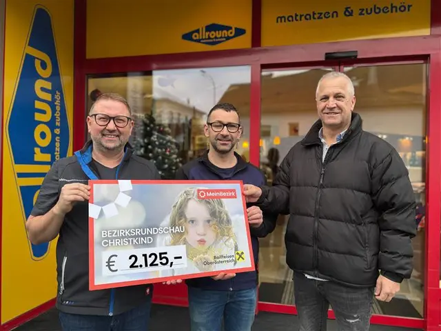 Martin Märzinger und Daniel Almesberger von Matratzen &amp; Zubehör Allround spenden 2.125 Euro für Anton Wollendorfer.  | Foto: Karin Bayr