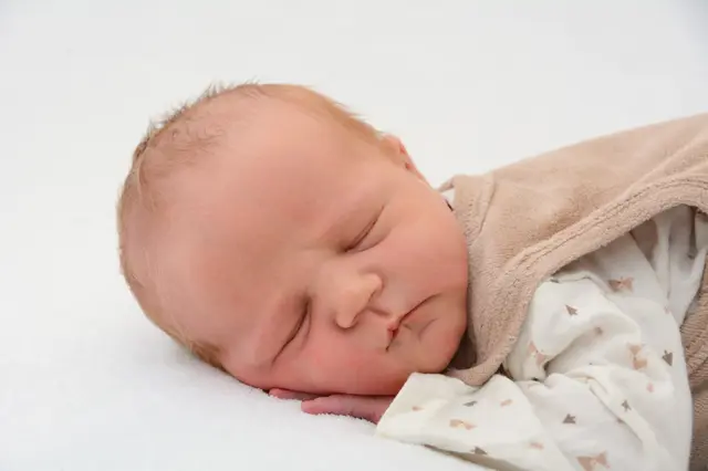 Name: Simon
Geburtsdatum: 16.12.2025
Gewicht: 3.630 g
Größe: 54 cm
Eltern: Michaela und Manuel Siebenbrunner aus Radmer | Foto: Babysmile