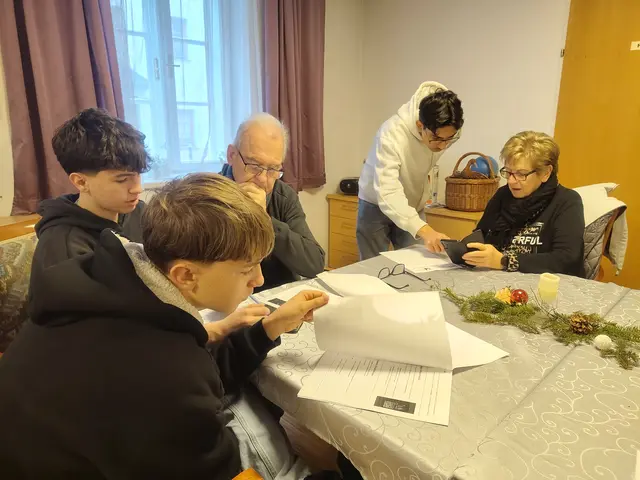 Die Schüler nahmen sich Zeit, den älteren Menschen, Funktionen auf ihren Handys zu erklären.  | Foto: HTL Neufelden