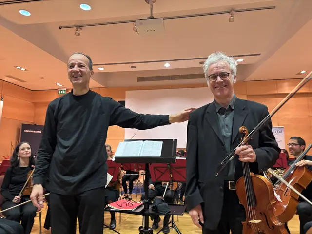 Dirigent Wolfgang Augustin und Komponist und Musiklehrer Stefan Walker vor dem Kammerorchester | Foto: Göls