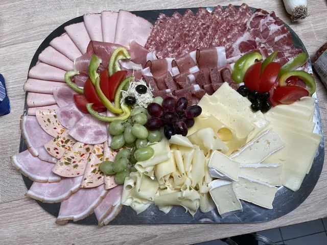 Wenn viele Menschen zusammenkommen lässt sich der Hunger auch mit einer kalten Platte stillen. Viele Supermärkte bieten solche Platten zum Verkauf an, man kann sie aber auch selbst herrichten. Dabei gilt, schön locker auffächern und Zeit nehmen.  | Foto: sm