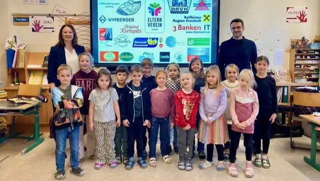 Elternverein-Obfrau Andrea Maureder (l.) und Volksschul-Direktor Tobias Grabner (r.) mit Kindern der ersten Klasse. | Foto: Elternverein Lasberg