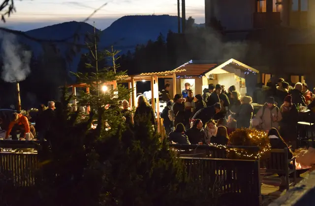 Den Abend ließen sich die Besucherinnen und Besucher am Feuer mit heißen Getränken ausklingen.  | Foto: MeinBezirk/Leonie Herrmann