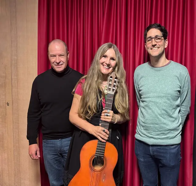 "Atemkraft Scheibbs": Atemtrainerin und Sängerin Eveline Skarek (M.) mit Lungenfacharzt Alexander Huber und Bürgermeister David Pöcksteiner im Kulturportal | Foto: Institut für Kunst- und Gesangstherapie