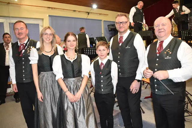Ehrungen: Obmann Gerhard Zumpf, Elisabeth Grangl, Kateryna Luhova, Maximilian Pock, Christian Wittmann, Kapellmeister und Dirigent Christian Schranz | Foto: Michael Strini