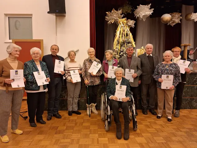 Im Rahmen der Vorweihnachtsfeier der NÖs Seniorengruppe Hohenau/M. wurden zahlreiche Mitglieder für ihre langjährige Treue zum Verein ausgezeichnet.  | Foto: Hohenau
