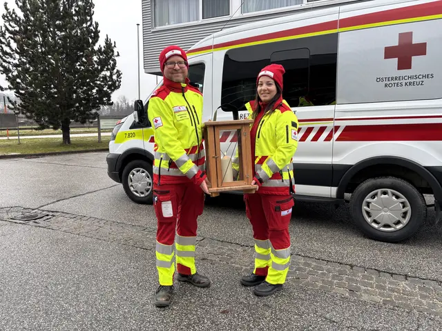 Jakob Seywald und Marina Genduth, die Friedenslichtbeauftragte des RK in Feldkirchen betonen: "Kerze oder Laterne mitbringen!" | Foto: MeinBezirk