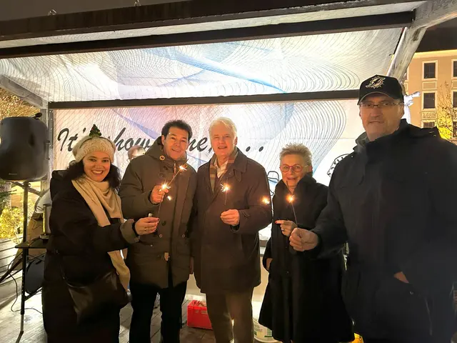 Marketingleiterin Karin Rettenbacher, Vorstandsdirektor Christian Spitzer, Vorstandsdirektor Klaus Lehner, Präsidentin des Sparkassenvereins Andrea Klemm und Betriebsratsvorsitzender Ralf Schuh in der Lions Lounge am Hauptplatz.  | Foto: Wiener Neustädter Sparkasse  