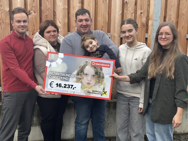 Raphael Mühlbacher und Kathrin Schwendinger von MeinBezirk Schärding übergeben den Spendenscheck an Familie Mühlböck. Am Bild: Mama Jasmin, Papa Andreas, Daniela und ihre Schwester Valerie. | Foto: MeinBezirk/Ebner