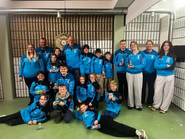 Vor die Kameralinse - die jüngsten Mitglieder der SG Fieberbrunn mit OSM Martin Wimmer (Bildmitte) und seinem Trainer-Team, neu eingekleidet mit Trainingsjacken von Sponsor Rupert Eder, Tischlermeister | Foto: © SG Fieberbrunn