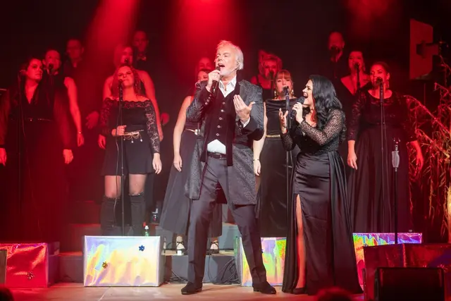 Emotionaler Höhepunkt des Abends: Gemeinsam mit "Seer"-Mastermind Fred Jaklitsch präsentierte Jeannine Rossi den Mystic-Alpin-Song „Fühl di umormt“ beim Jubiläums-Weihnachtskonzert in Leibnitz. | Foto: Michaela Lorber