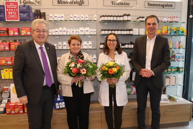 Bürgermeister Walter Zemrosser und Stadtamtsleiter Hubert Madrian gratulierten Andrea Feichtinger-Sachere zur Übernahme und wünschten Andrea Kohlweiß einen schönen Ruhestand. | Foto: Stadtgemeinde Althofen