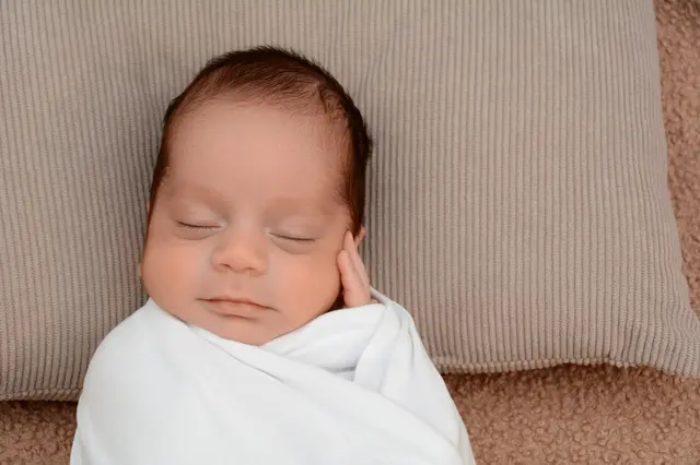 Name: Jakob Alexander
Geburtsdatum: 16.11.2025
Gewicht: 2.090 g
Größe: 46 cm
Eltern: Samira Khalil und Saif Alsaqeralsadoon aus Leoben | Foto: Babysmile