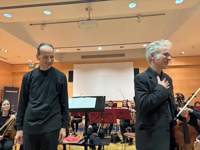 Dirigent Wolfgang Augustin und Komponist und Musiklehrer Stefan Walker vor dem Kammerorchester | Foto: Göls