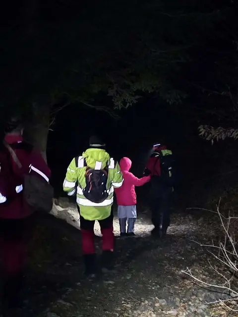 Dieses Foto zeigt eines der geretteten Kinder in der Nacht auf Dienstag. | Foto: Gorska Služba Spašavanja Stanica Zenica/Facebook