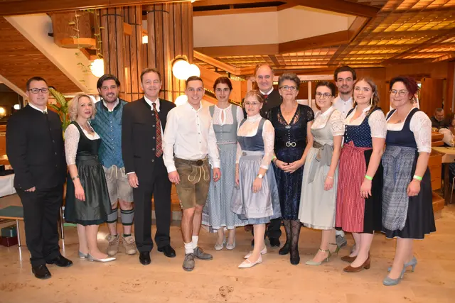 Die Landjugend des Bezirks Oberwart begrüßte zahlreiche Ehrengäste beim Ball: Peter Wachter, Judith und Hans Unger, Nikolaus Berlakovich, Daniel Scheumbauer, Carina Laschober-Luif, Mia Honigschnabel, Richard Matyas, Maria Portschy, Selina Hail, Matthias Amtmann, Hannah Bruckner, Tanja Stöckl