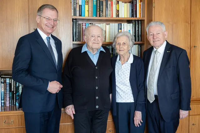 Landeshauptmann Thomas Stelzer 8l.) und Landeshauptmann außer Dienst, Josef Pühringer (r.) zu Besuch bei Alt-Landeshauptmann Josef Ratzenböck und seiner Gattin Anneliese, die sich in den letzten Lebensjahren intensiv um ihren Mann gekümmert hat. | Foto: Antonio Bayer