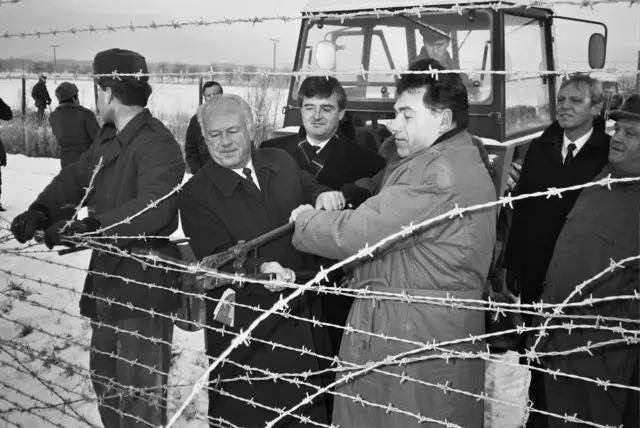 Wullowitz, 11. Dezember 1989: Landeshauptmann Josef Ratzenböck und sein Stellvertreter Karl Grünner beim Durchschneiden des Eisernen Vorhangs. Im Hintergrund ist zwischen den beiden der ehemalige Linzer Bürgermeister Franz Dobusch zu sehen. | Foto: Land OÖ/Scheucher