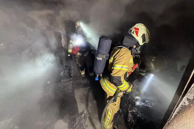 Die Atemschutztrupps machten sich auf die Suche nach Personen im Inneren. | Foto: Feuerwehr Großarl