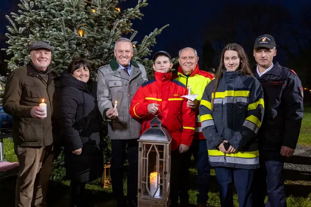 Übergabe des Friedenslichts: ORF Steiermark-Landesdirektor Gerhard Koch, Landeshauptmann Stellvertreterin Manuela Khom, Landeshauptmann Mario Kunasek, Jakob Meier aus Prebuch, Rotes Kreuz-Steiermark-Präsident Siegfried Schrittwieser, Kara Pichler aus St. Marein/Mürztal und Landesfeuerwehrkommandant Stellvertreter Christian Leitgeb (v.l.) | Foto: ORF/Regine Schöttl
