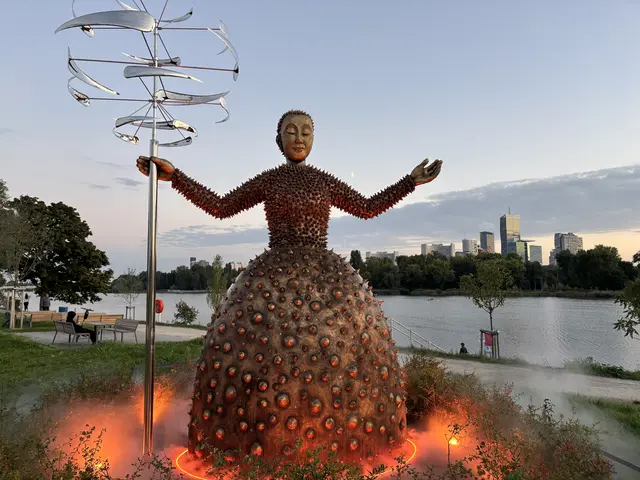 "Die Wasserwächterin" ist eine Skulptur von André Heller. Regelmäßig versprüht die Installation kühlenden Wassernebel, angelehnt an die Nebelstele der Stadt Wien. Die Maske der Wächterin lässt sich tauschen. Was André Heller laut eigenen Aussagen alle zwei Jahre vorhat.  | Foto: Michael Marbacher/MeinBezirk