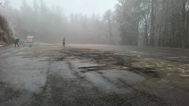 Sowohl der 600 Quadratmeter große Parkplatz als auch je ein Stück der Landesstraße in beiden Richtungen waren von einem Ölfilm betroffen. | Foto: Freiwillige Feuerwehr Keutschach am See