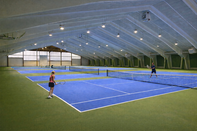 Die Tennishalle Liezen erstrahlt nach einer dreimonatigen Umbauphase in neuem Glanz. Der Spielbetrieb wurde bereits aufgenommen. | Foto: Schneeberger/ChatGPT