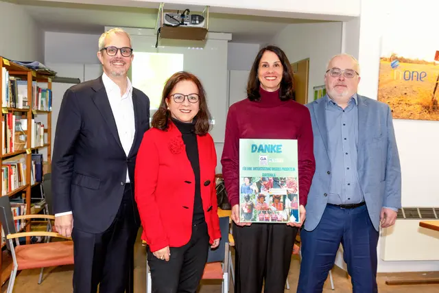 Michael Rauscher (li.), Marion Beckerhinn-Rauscher (2. v. r.) und Horst Siegesleitner übergeben ihre Spende an Lizeth Außerhuber-Camposeco, die Obfrau des Vereins "In One World". | Foto: IEW