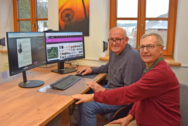 Johann Thaller (links) und Heinrich Pfoser (rechts) kümmern sich intensiv um die Pflege und den Ausbau dieses wichtigen Onlinearchivs – der Topothek in Nebelberg. | Foto: Pfoser
