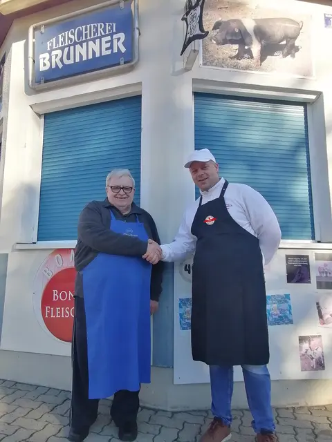 Alois Brunner (l.) übergibt seine Fleischerei Brunner an Fleischermeister Lukas Pranger-Gartner. Dieser wird die zwei Standorte künftig unter dem Namen "Luki’s Fleischeck" betreuen. | Foto: guetesiegl
