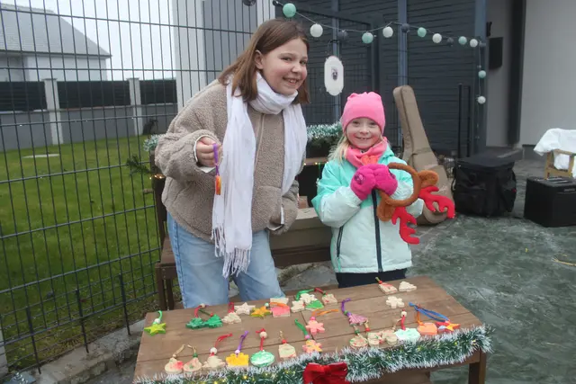 Mona und Nola verkauften selbstgemachte Anhänger für den guten Zweck.  | Foto: arbes