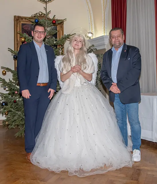 Sozialstadtrat Philipp Gerstenmayer und Gemeinderat Franz Lechner (beide FPÖ) mit dem Christkind. | Foto: R. Wehrl