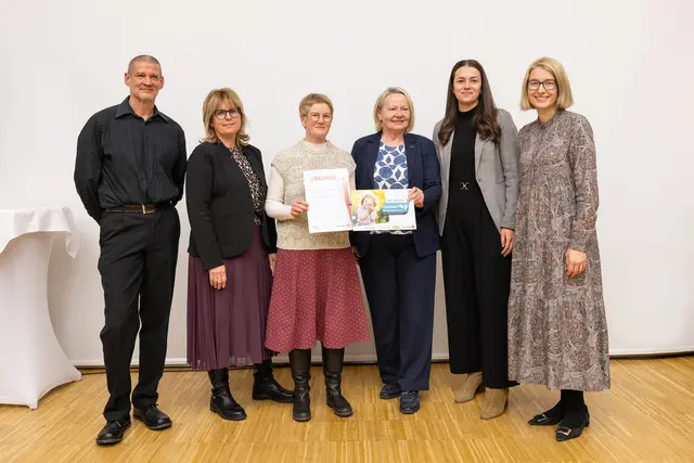 Auszeichnung "Gesunde Krabbelstube": Landeshauptmann-Stellvertreterin Christine Haberlander, Andrea Mayr (Regionalbetreuung Gesunde Gemeinden Bezirk Gmunden), Marianne Kloibhofer, ( Arbeitskreisleiterin Gesunde Gemeinde Bad Ischl) und Sozialstadträtin Marija Gavric mit der Leitung der Krabbelstube Sonnenschein, Maria Vilsecker-Reisinger. | Foto: Land Oberösterreich