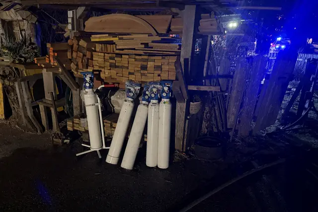 Sauerstoffflaschen wurden im Wohnhaus sichergestellt.  | Foto: Feuerwehr Großarl