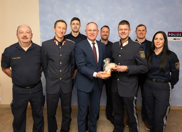 Für die Mitarbeiterinnen und Mitarbeiter gab es neben Weihnachtswünschen mitgebrachten Christstollen und Lebkuchen. | Foto: BMI Jürgen Makowecz