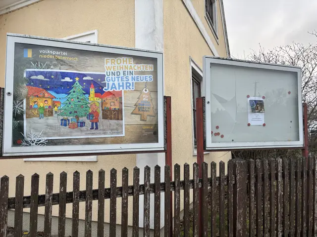 Die Schaukästen vor der ÖVP-Zentrale in Hollabrunn wurden beschädigt. | Foto: Alexandra Goll