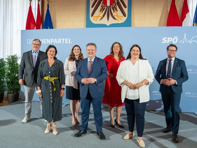 Das ist die neue SPÖ-Regierung, v. l.: Peter Hacker, Veronica Haup-Hasler, Barbara Novak, Michael Ludwig, Ulli Sima, Kathrin Gaál und Jürgen Czernohorszky. | Foto: Valentina Marinelić/MeinBezirk