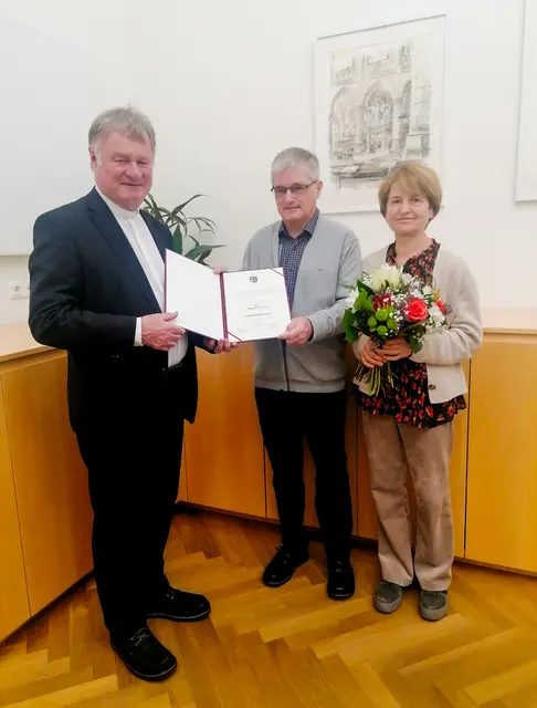 Bischof Manfred Scheuer ernannte Manfred Anzinger zum Geistlichen Rat.  | Foto:  Diözese Linz 