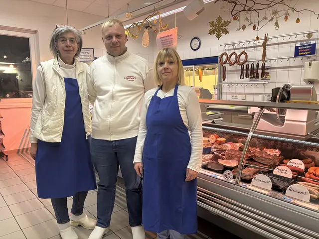 Lukas Pranger-Gartner mit seinen neuen Mitarbeiterinnen Maria und Daniela beim Verkaufsstandort in Jennersdorf.  | Foto: Elisabeth Kloiber