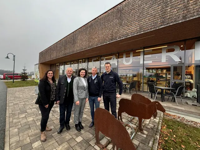 Anneliese Wild, Obfrau-Stv. Weizer Schafbauern, Johann Wagner, Obmann Weizer Schafbauern, Juliane Wurzinger, Betriebsleiterin der „Weizer Genuss Manufaktur“, Heribert Pratscher, Geschäftsführer Fleischhof Raabtal, Johann Kaufmann, Geschäftsführer Fleischhof Raabtal (v. l.) | Foto: Fleischhof Raabtal