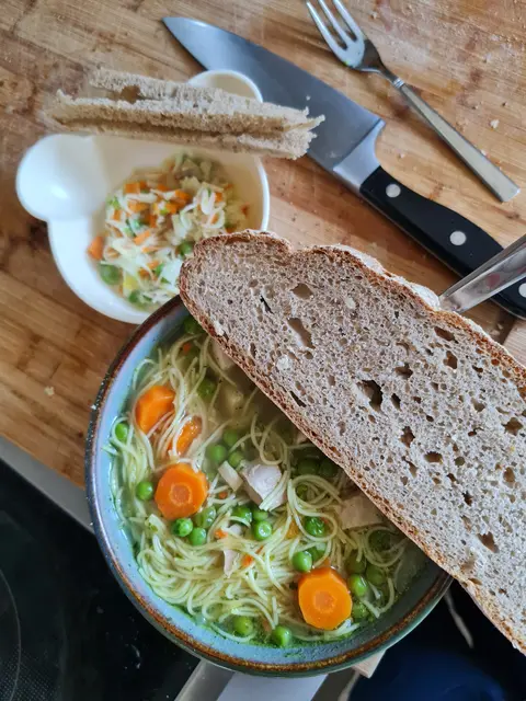 Kochen für die Erwachsenen und die Kinder. Etwa Festtagssuppe. Wer es sich für die Feiertage einfacher machen will, der hat sie Suppe bereits vorgekocht und eingefroren.  | Foto: sm
