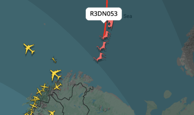 Neben Helikoptern, Segelflugzeugen und Langstreckenmaschinen bahnt sich auch ein Schlitten den Weg über Europa und die Welt. | Foto: Screenshot Flightradar24