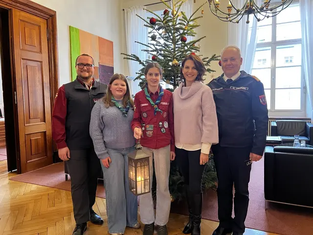 Die Pfadfinderinnen und Pfadfinder Salzburgs brachten das Friedenslicht in den Chiemseehof. Dort wurden sie von Landeshauptfrau Karoline Edtstadler empfangen. Foto v.l.n.r.: Landesleiter Andreas Arnhof, Carlotta und Marlene von der Gruppe Parsch, Landeshauptfrau Karoline Edtstadler, Landesfeuerwehrkommandant Günter Trinker | Foto: Lucas Kröll