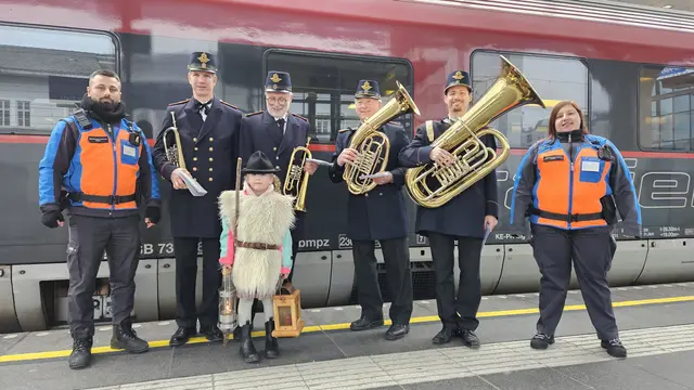 Das Friedenslicht kam in Salzburg mit dem Zug an. | Foto: ÖBB Mosser