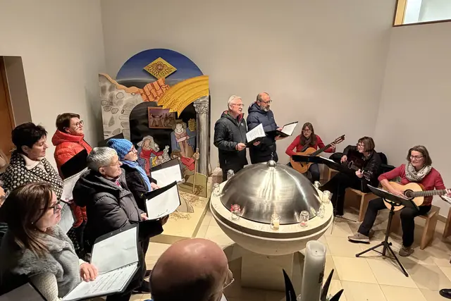 Die Aufstellung der Tilly-Krippe in der Heilig-Geist-Kirche nahm der Chor „Canto Santo Spirito“ zum Anlass eine vorweihnachtliche Begegnung zu gestalten. | Foto: MG Telfs/Dietrich