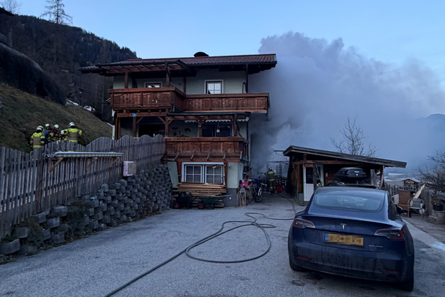 In dem brennenden Wohnhaus befanden sich zwei eingeschlossene Personen.  | Foto: Feuerwehr Großarl