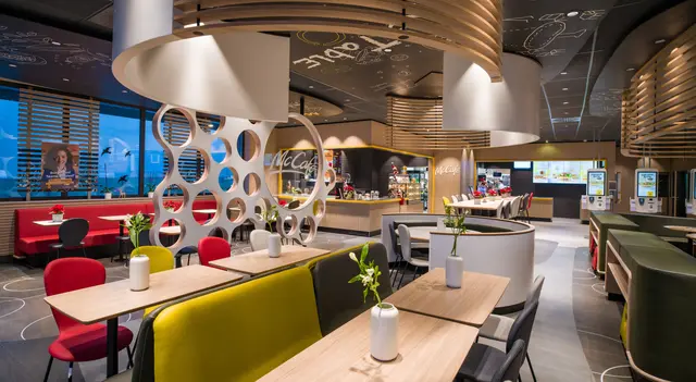 Mit insgesamt 232 Sitzplätzen im Innen- und Außenbereich bietet das McDonald’s Restaurant in Mondsee ausreichend Platz zum Verweilen. | Foto: McDonald’s Österreich/Andreas Röbl