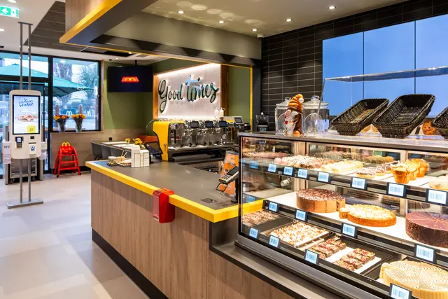 McDonald's in Schärding setzt auf regionale Lieferanten – wie etwa unter anderem auf die Brauerei Baumgartner.  | Foto: McDonald’s Österreich/Christian Husar