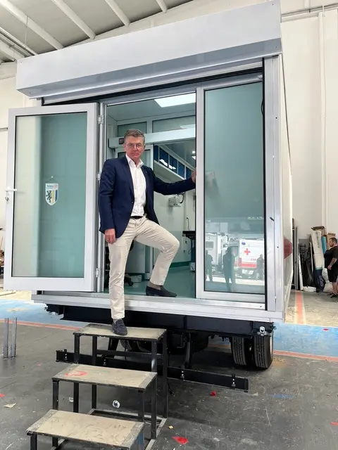 Der Initiator des Hilfsprojekts, Xaver Roithinger, Abteilungsvorstand am Universitätsklinikum Wiener Neustadt und Mitglied des Rotary Club Mödling, bei der Übernahme des mobilen Operationssaals.  | Foto: Rotary Club Mödling